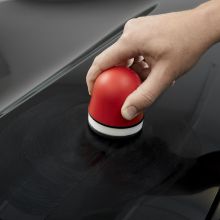 Nakładanie wosku na lakier czarnego samochodu